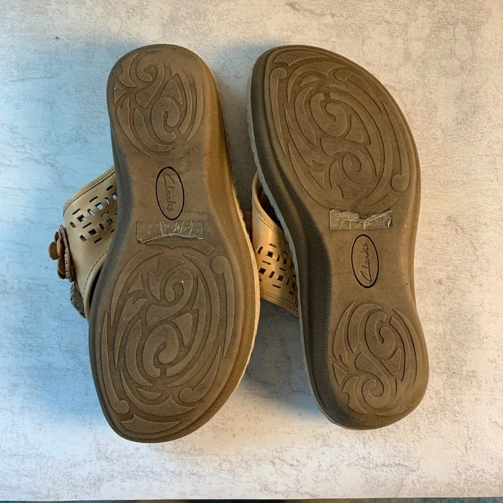 Clarks 8M Artisan‎ Leather Thong Wedge Sandals Tan Gold Floral Applique 26068592